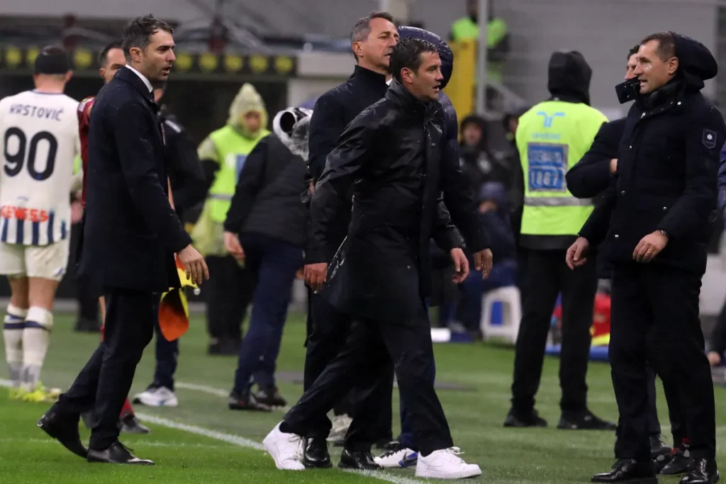 Chivu protesta dopo l'espulsione nella gara contro l'Atalanta