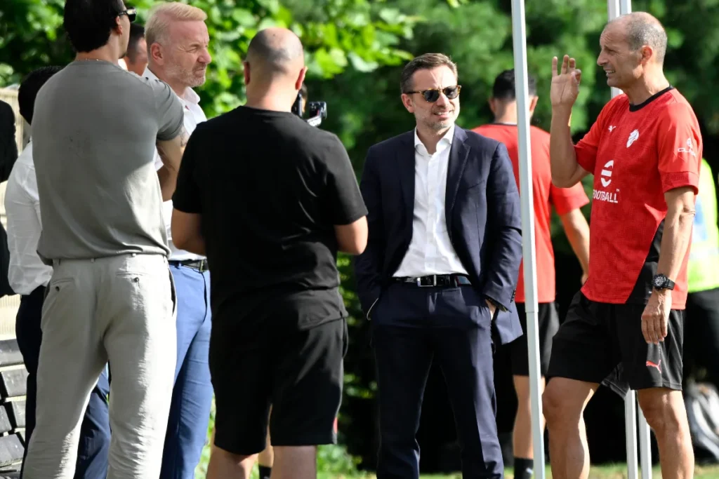 Dirigenti Milan e staff tecnico in discussione durante evento al centro sportivo