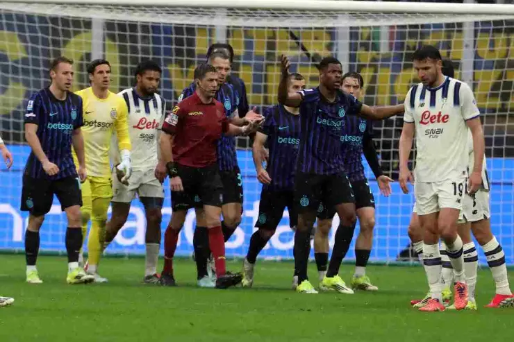 Le proteste dell'Inter dopo il gol dell'Atalanta