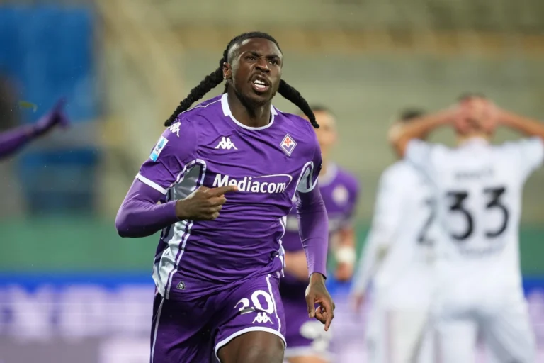 Moise Kean festeggia il gol con la Fiorentina