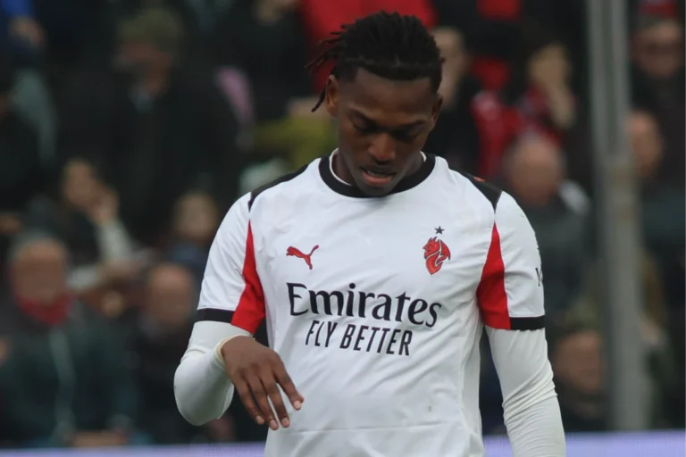 Leao triste durante la partita del Milan