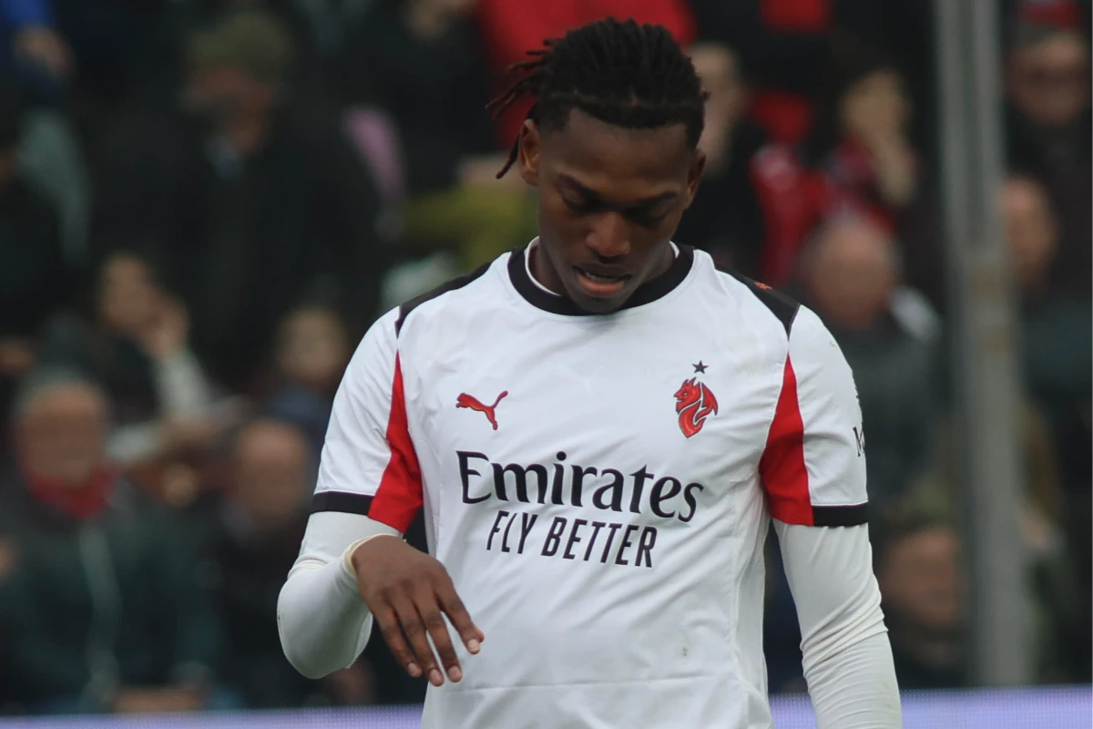 Leao triste durante la partita del Milan