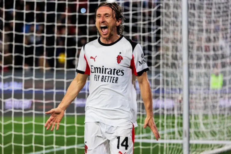 Modric esulta dopo un gol segnato con la maglia del Milan