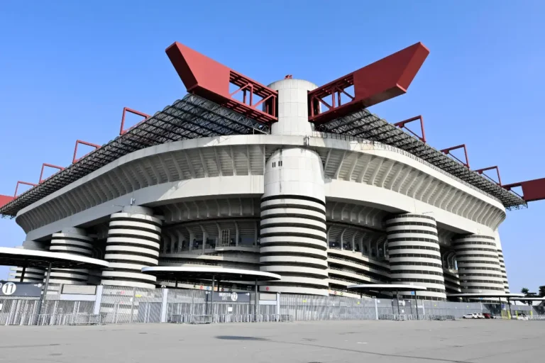 Stadio San Siro di Milano, impianto iconico con struttura a doppio anello e coperture rosse, visto dalla piazza esterna