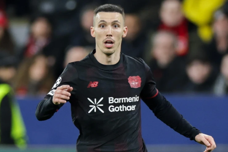 Alejandro Grimaldo in campo con il Bayern Leverkusen