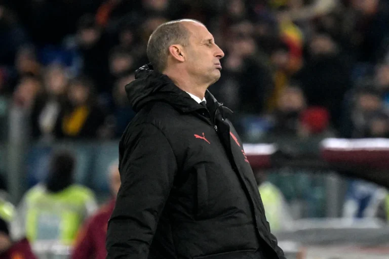 Massimiliano Allegri in panchina durante una partita del Milan