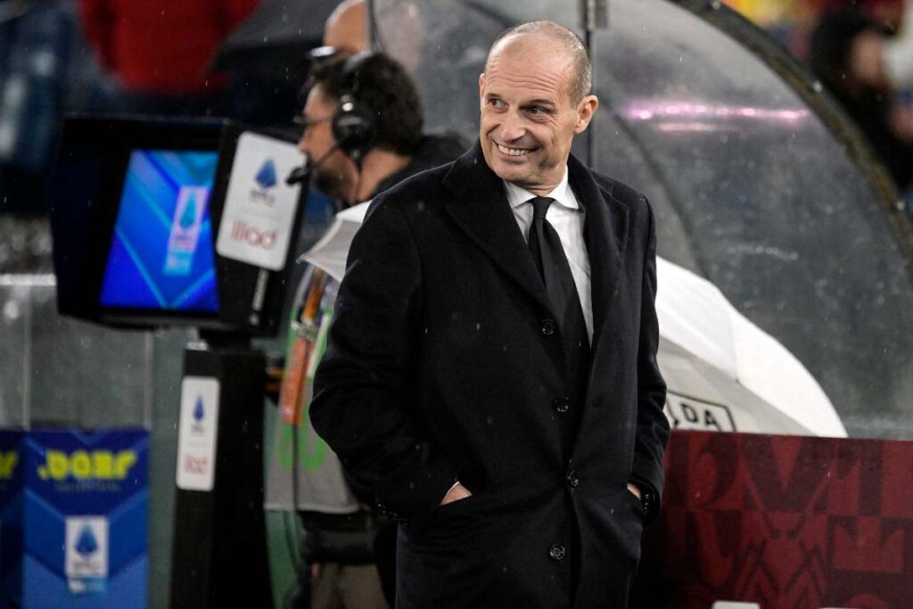 Allegri sorride in panchina durante una partita del Milan