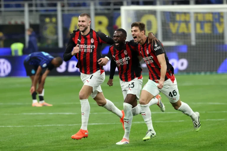 Fikayo Tomori, Strahinja Pavlovic e Matteo Gabbia, difensori del Milan, si abbracciano nel corso del match contro l'Inter
