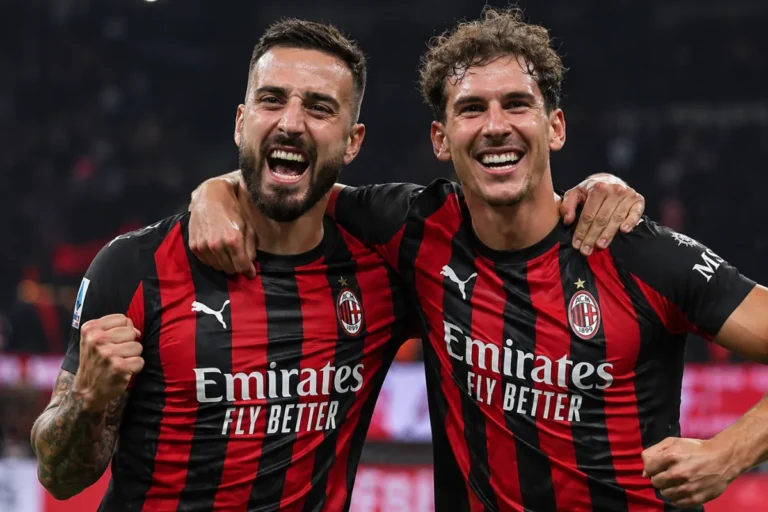 Gimenez e Goretzka esultano in campo con la maglia del Milan a strisce rosse e nere