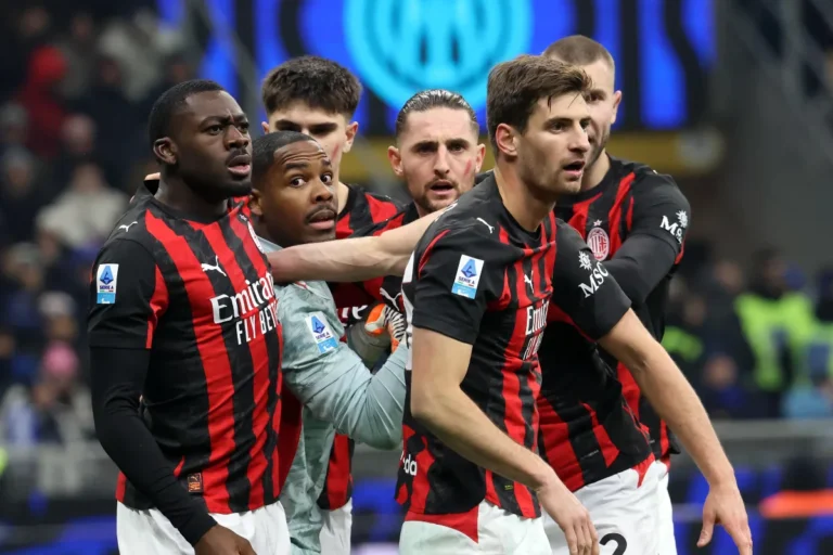 Giocatori del Milan esultano a San Siro durante una partita