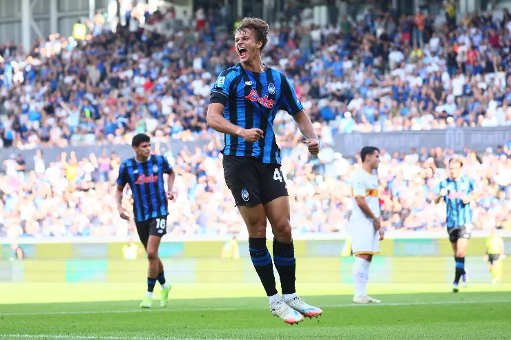 Giorgio Scalvini, difensore dell'Atalanta, esulta dopo la rete realizzata nel match contro il Lecce