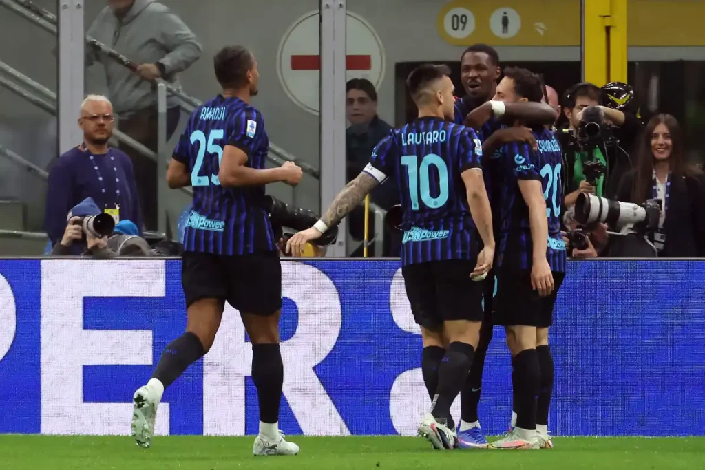 I calciatori dell'Inter esultano dopo la rete di Marcus Thuram nel match contro la Roma