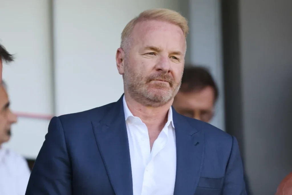 Igli Tare, direttore sportivo del Milan, osserva la partita dalla tribuna