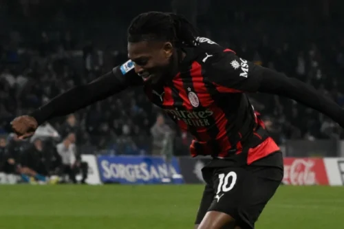 Rafael Leao in azione con il Milan nel nuovo tridente 4-3-3 di Allegri