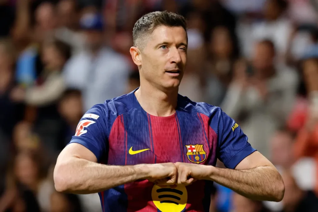 Robert Lewandowski in campo con il Barcellona