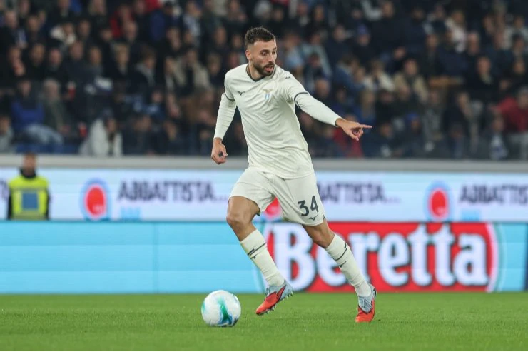 Mario Gila, difensore della Lazio, nel corso del match contro l'Atalanta