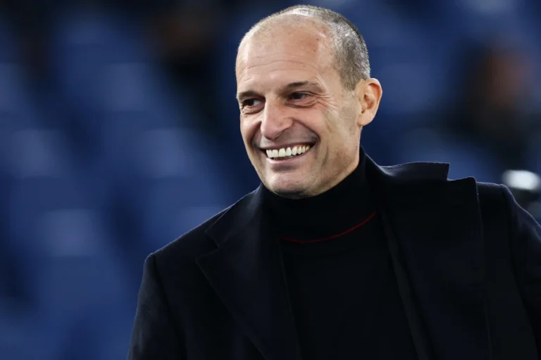 Massimiliano Allegri sorridente in campo