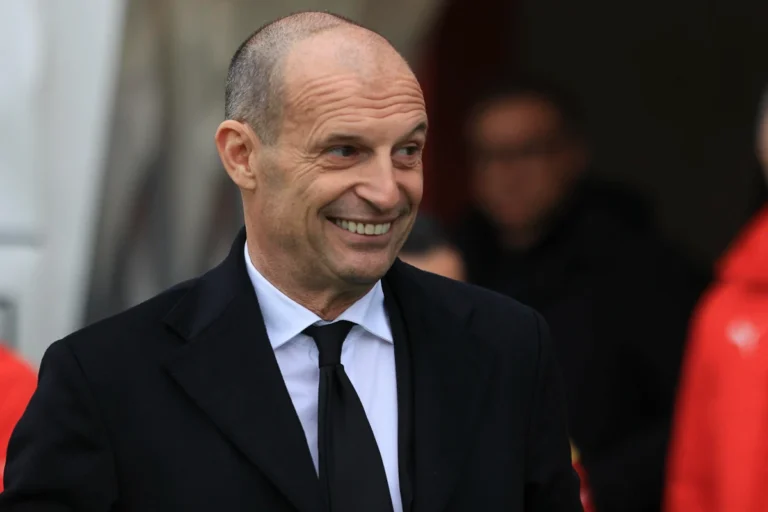 Massimiliano Allegri in panchina durante il big match Milan-Juventus di Serie A