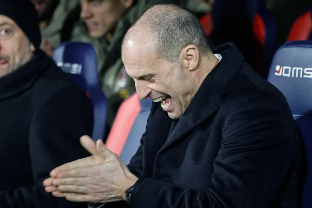 Massimiliano Allegri, allenatore del Milan, seduto in panchina prima del match contro il Bologna