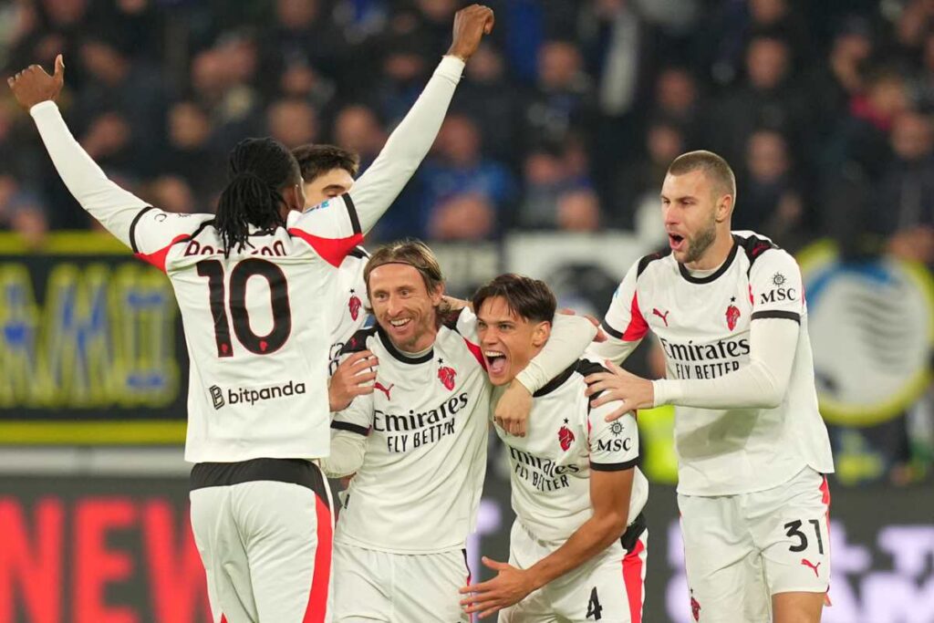 Il Milan esulta in gruppo dopo un gol