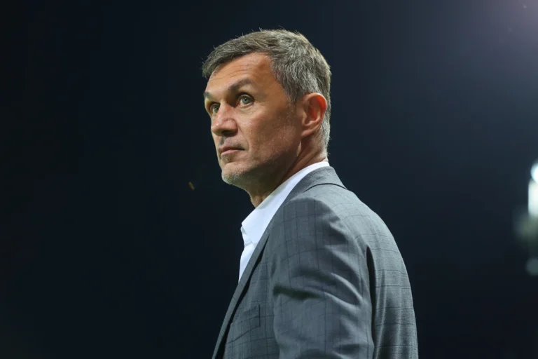 Paolo Maldini in giacca grigia, ritratto di profilo su sfondo scuro