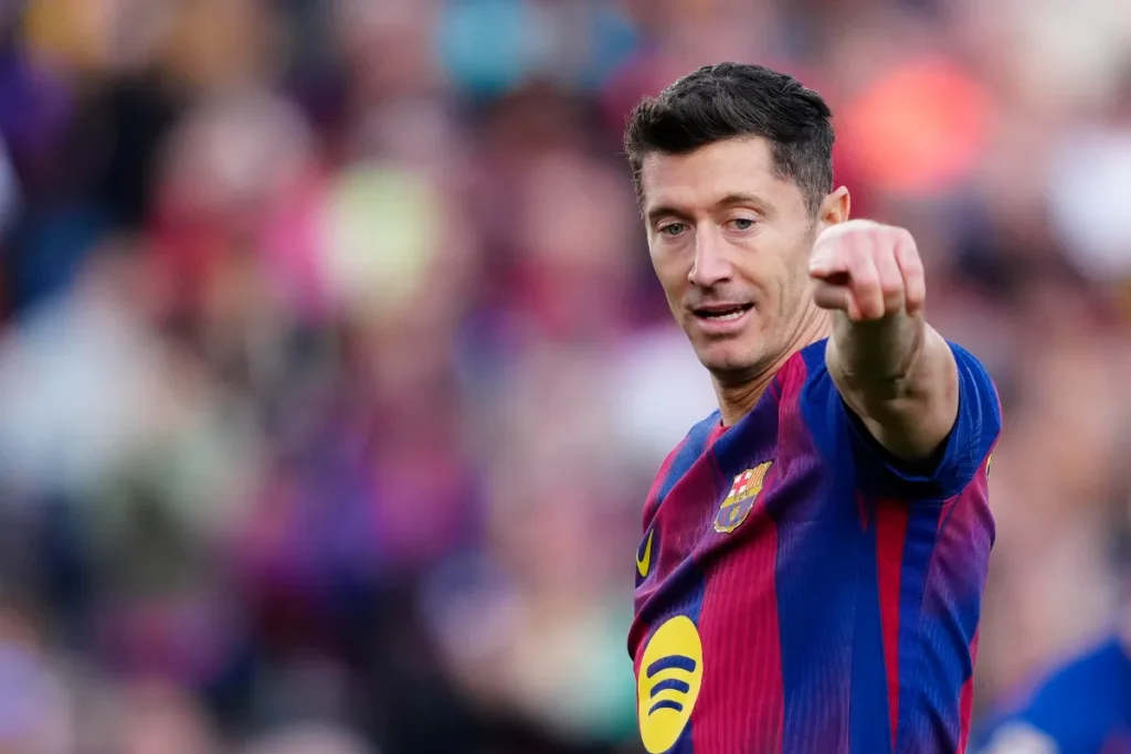 Robert Lewandowski in campo con il Barcellona