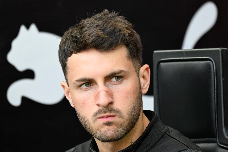 Santiago Gimenez, attaccante del Milan, in panchina nel corso del match contro l'Udinese