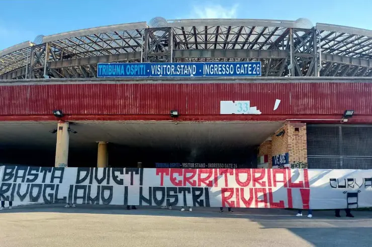 Lo striscione esposto fuori dallo Stadio Maradona dai tifosi del Napoli prima della gara contro il Milan