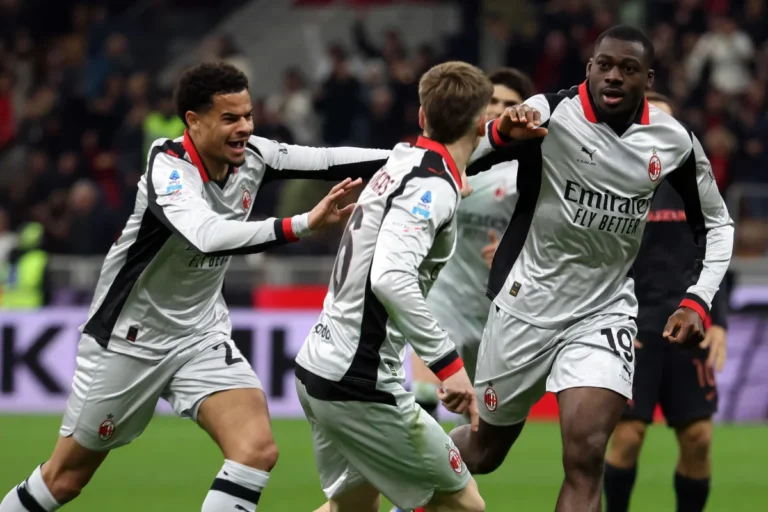 Giocatori del Milan in azione sulla fascia durante una partita di Serie A