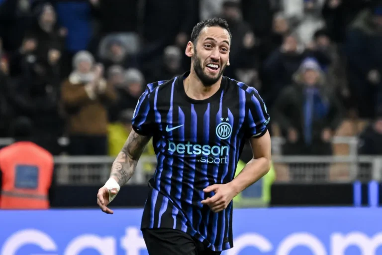 Calhanoglu del Milan in azione durante la partita contro il Napoli