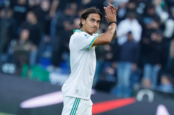 Dybala applaude i tifosi della Roma