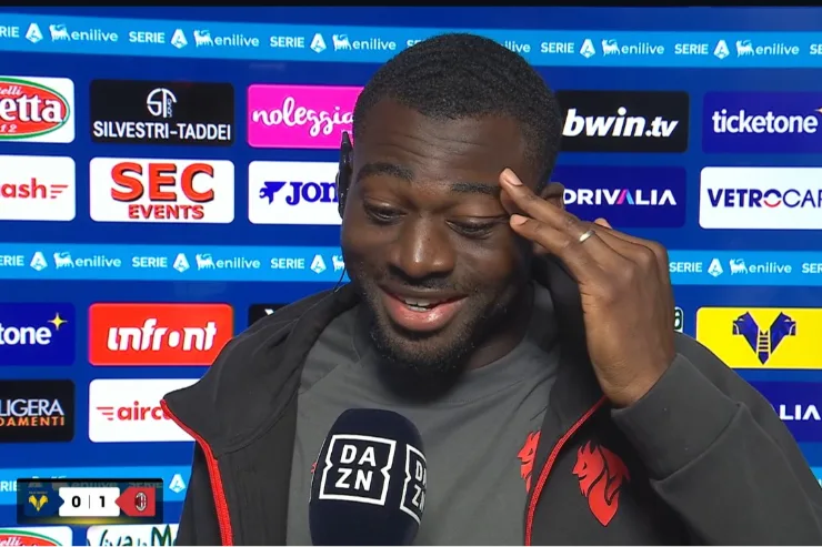 Youssouf Fofana in intervista a DAZN dopo Verona-Milan, con microfono in mano durante la conferenza stampa