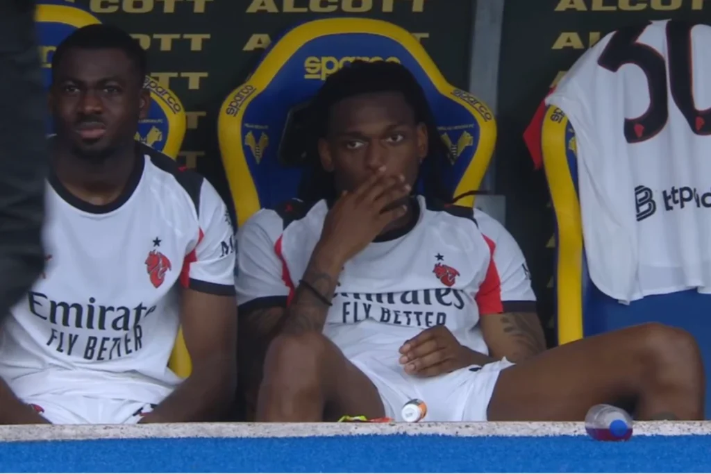 Youssouf Fofana in panchina durante Verona-Milan dopo l'uscita dal campo per crampi
