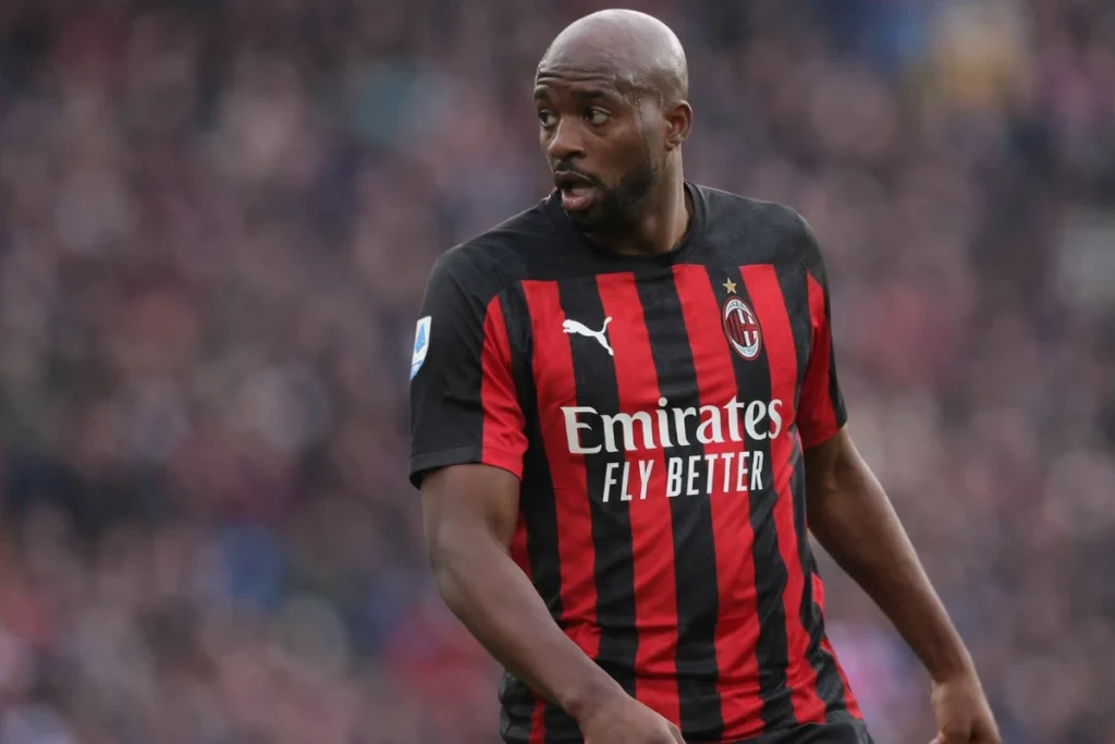 Jean-Philippe Mateta con la maglia del Milan
