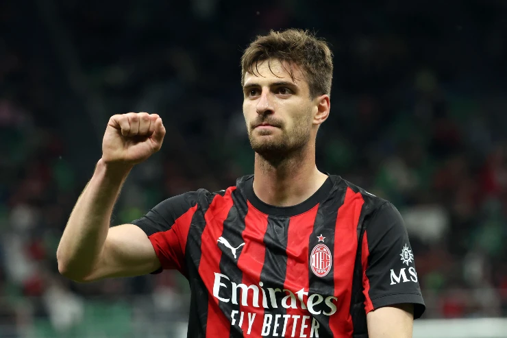 Matteo Gabbia, difensore del Milan, durante una partita con la maglia rossonera a strisce nere