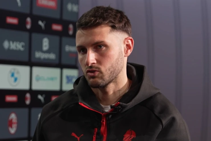 Santiago Gimeneza Dazn con la maglia del Milan, durante un'intervista a DAZN