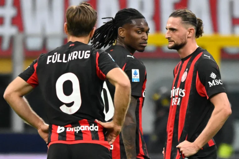 Giocatori del Milan delusi dopo la sconfitta, perdita di spirito e compattezza
