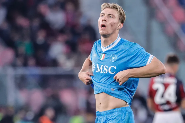 Rasmus Hojlund, attaccante del Napoli, durante la partita indossa la maglia azzurra MSC