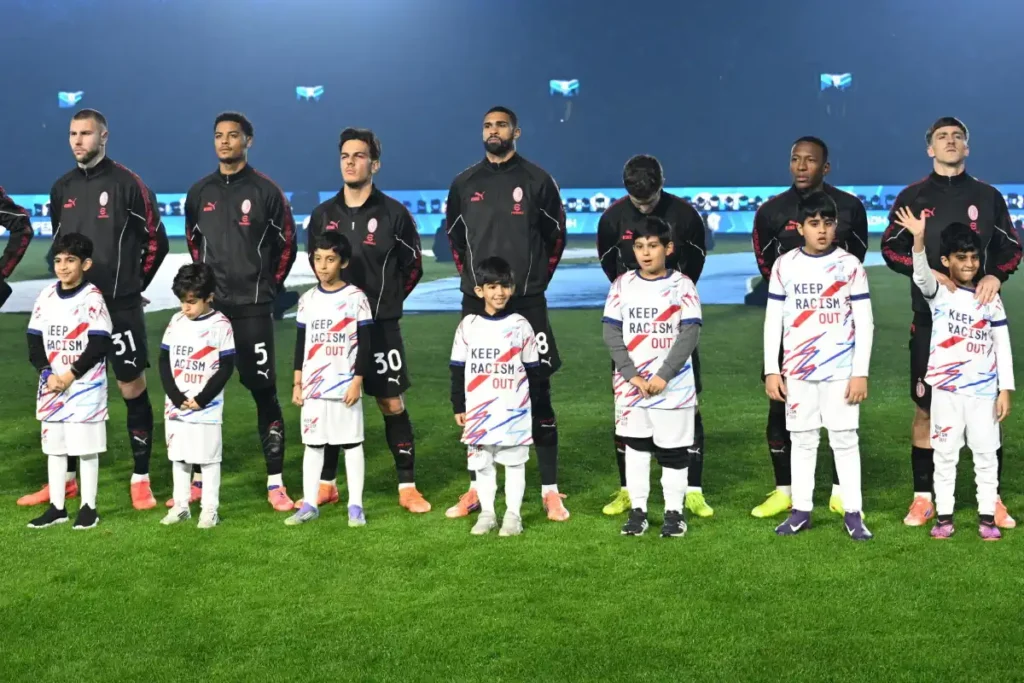 I giocatori del Milan si schierano prima della semifinale di Supercoppa italiana tra Napoli e Milan