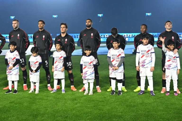 Squadra del Milan schierata prima della partita internazionale