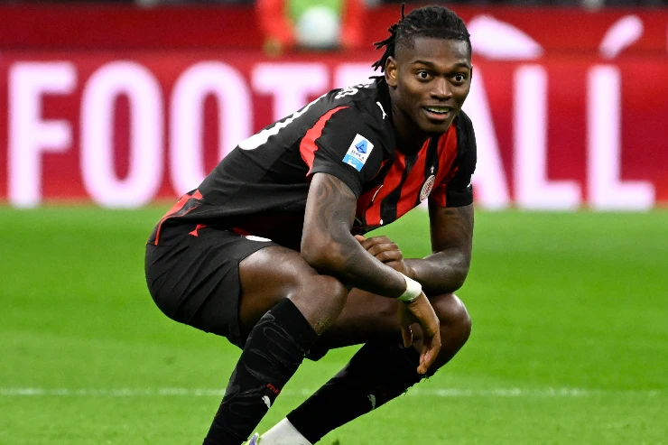 Rafael Leao in maglia rossonera del Milan in campo durante una partita