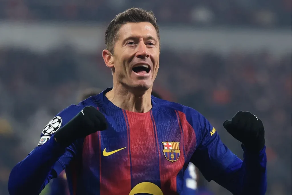 Robert Lewandowski con la maglia del Barcellona esulta durante una partita di Champions League