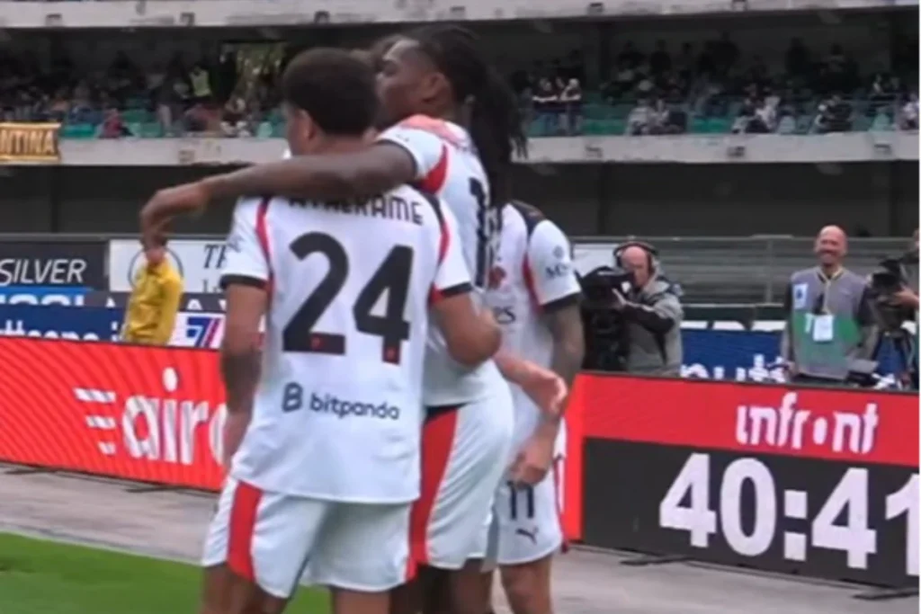 Giocatori del Milan esultano in campo durante la partita contro il Verona, con il tabellone che mostra il risultato 40-41
