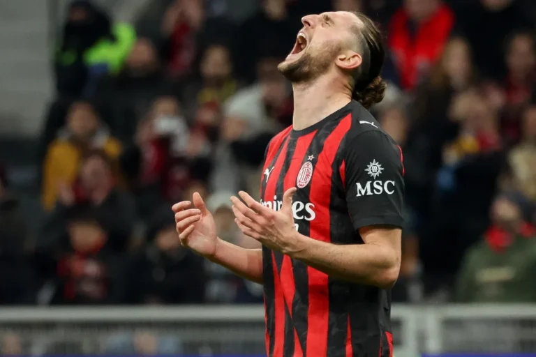 Rabiot durante Milan-Udinese, centrocampista rossonero in campo con gesto di frustrazione