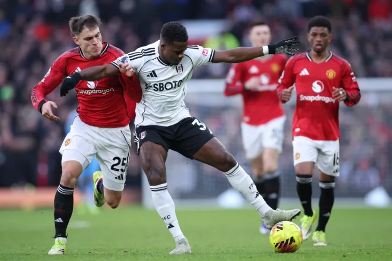 Manuel Ugarte centrocampista Manchester United con palla durante partita contro Fulham