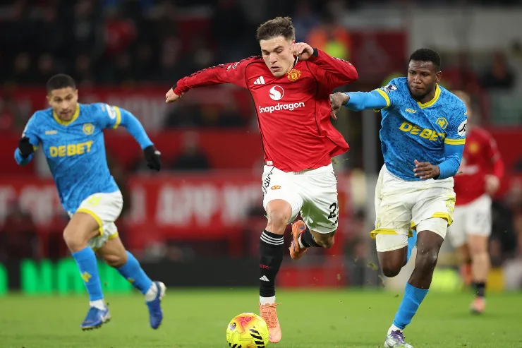 Manuel Ugarte, centrocampista uruguaiano del Manchester United, in azione con pallone durante una partita di calcio