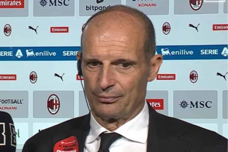 Massimiliano Allegri in conferenza stampa nel post partita con microfoni davanti