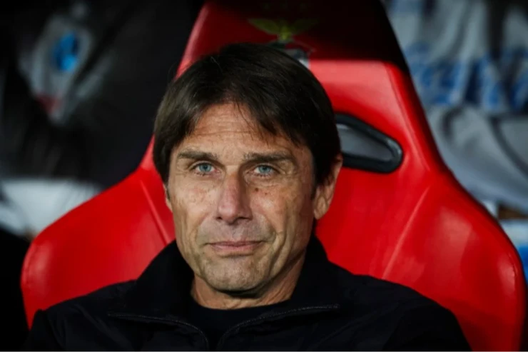 Antonio Conte, ex allenatore del Napoli, in panchina prima di un match di Champions League