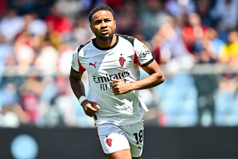 Christopher Nkunku in maglia Emirates del Milan corre durante la partita