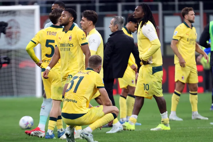 I calciatori del Milan delusi al termine della sfida persa contro l'Atalanta